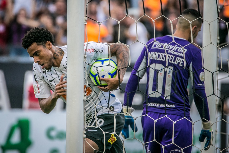 Gustavo entrou  na vaga de Boselli e marcou para o Corinthians, contra o Fluminense