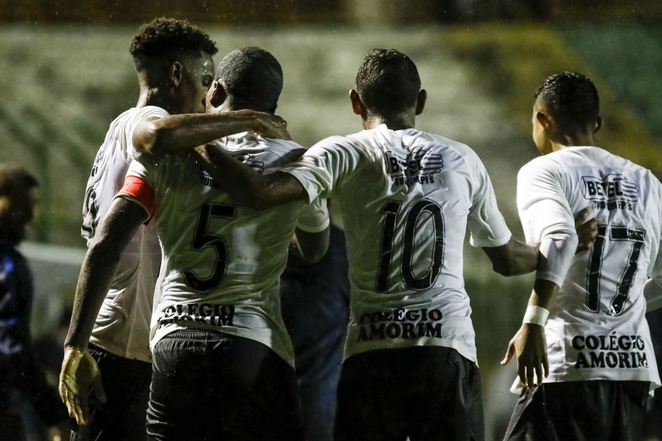 Jogadores do Corinthians comemoram gol contra o Retr, pela Copinha 2020