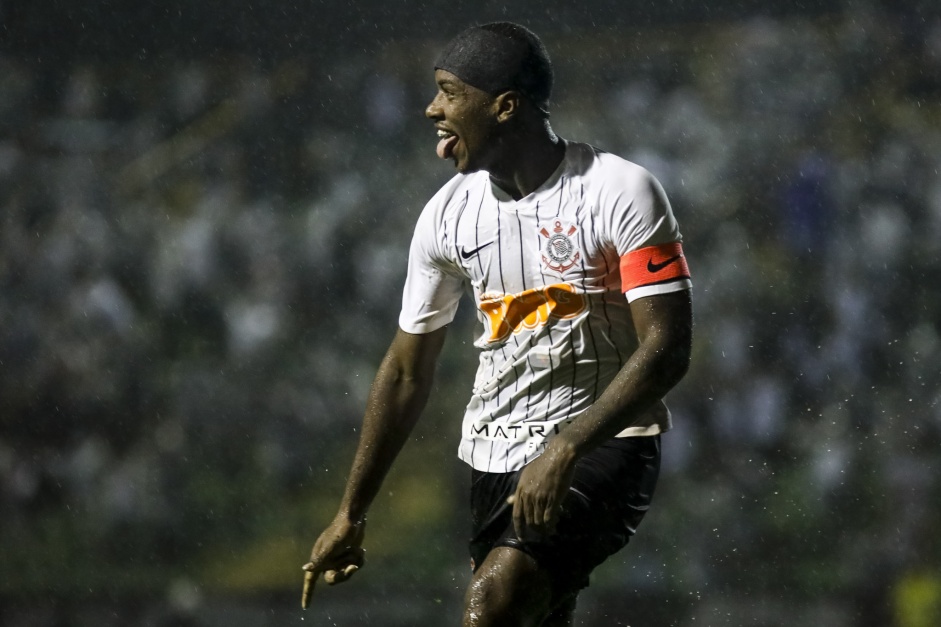 Xavier comemorando seu gol contra o Retr, pela Copinha 2020