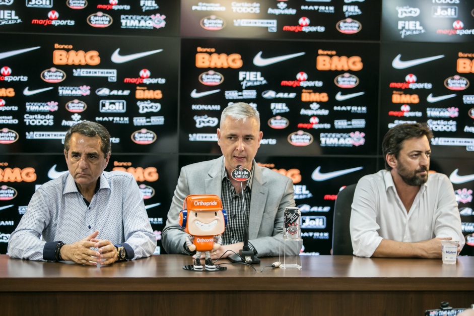 Kalil, Tiago Nunes e Dulio Monteiro durante apresentao oficial do treinador do Corinthians