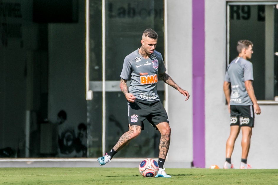 Meia-atacante Luan j treina como jogador do Corinthians, mas ainda no vestiu a camisa oficial do clube