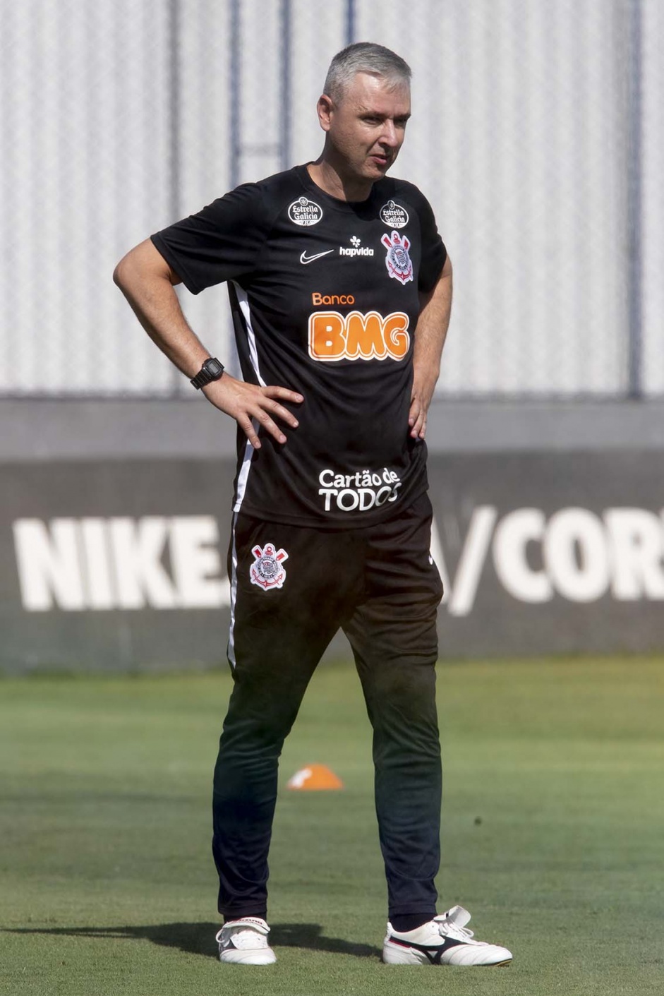 Tiago Nunes j chegou treinando o elenco do Corinthians nesta tarde de reapresentao no CT
