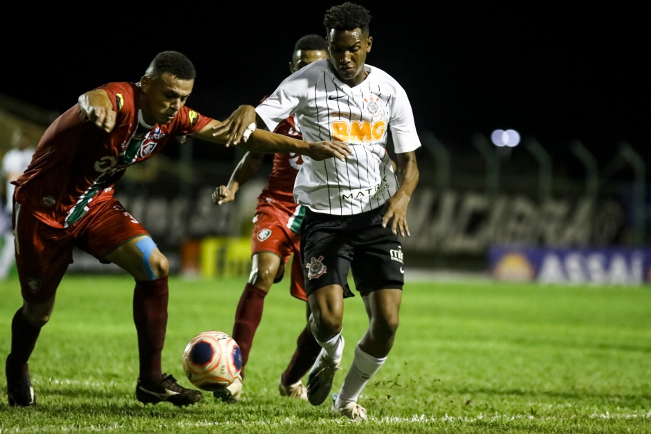 Cauê durante jogo contra o Fluminense-PI, pela Copinha São Paulo 2020