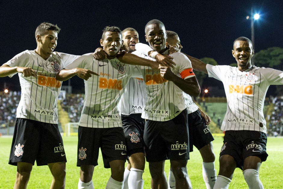 Elenco do Timãozinho comemorando vitória sobre o Fluminense-PI, pela Copinha 2020