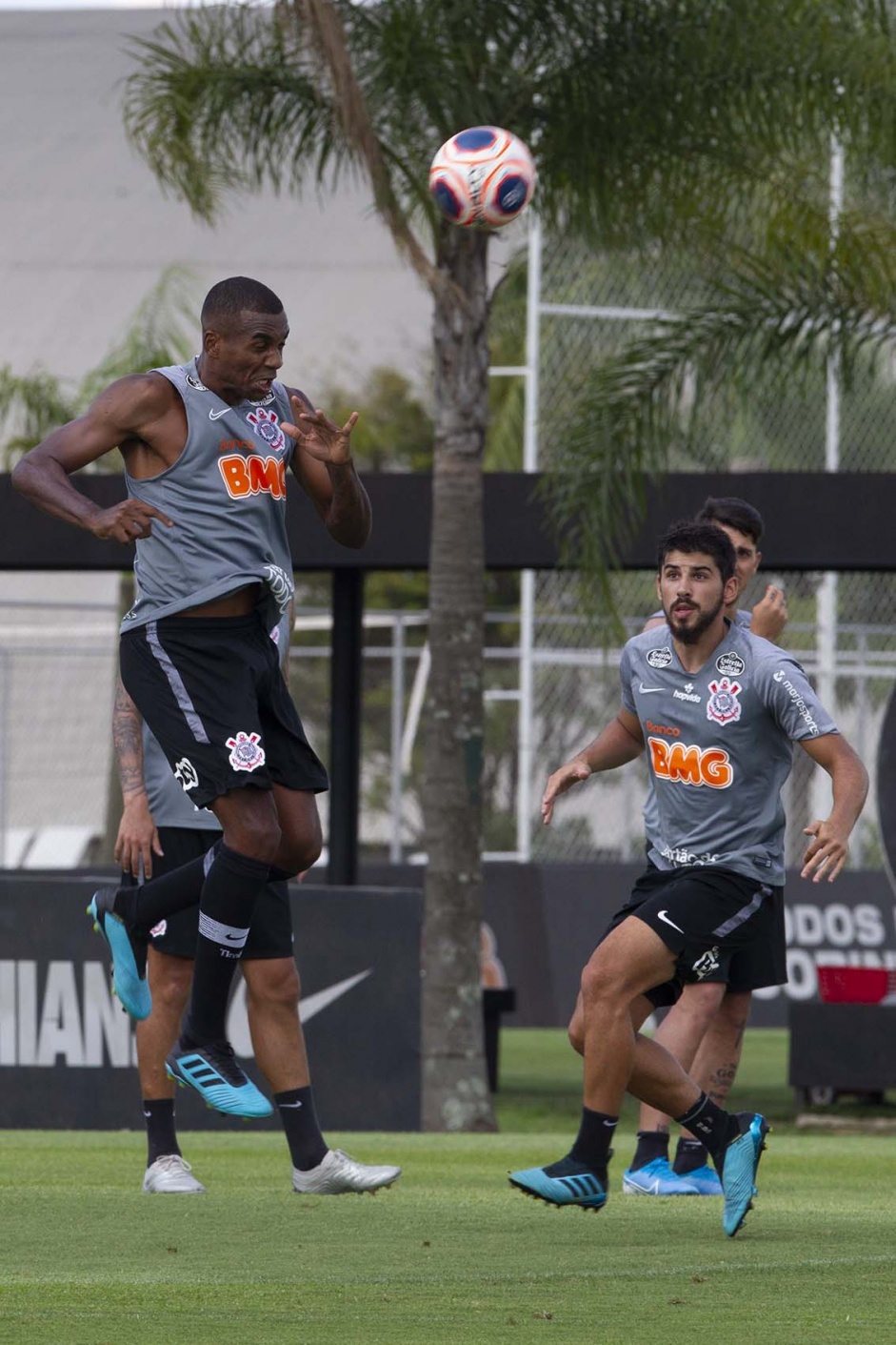 Marllon e Mndez no segundo treino do Corinthians nesta pr-temporada no CT Joaquim Grava