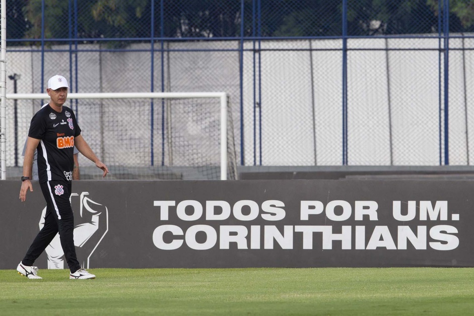 Tcnico Tiago Nunes no segundo treino do Corinthians nesta pr-temporada no CT Joaquim Grava