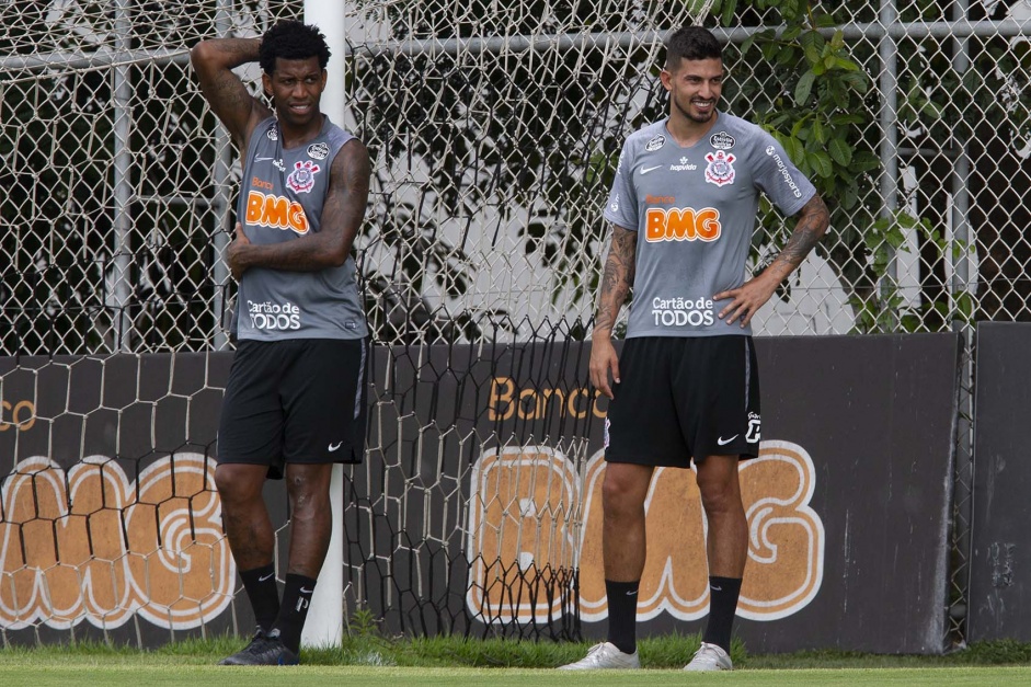 Gil e Pedro Henrique durante o treino do Corinthians no CT