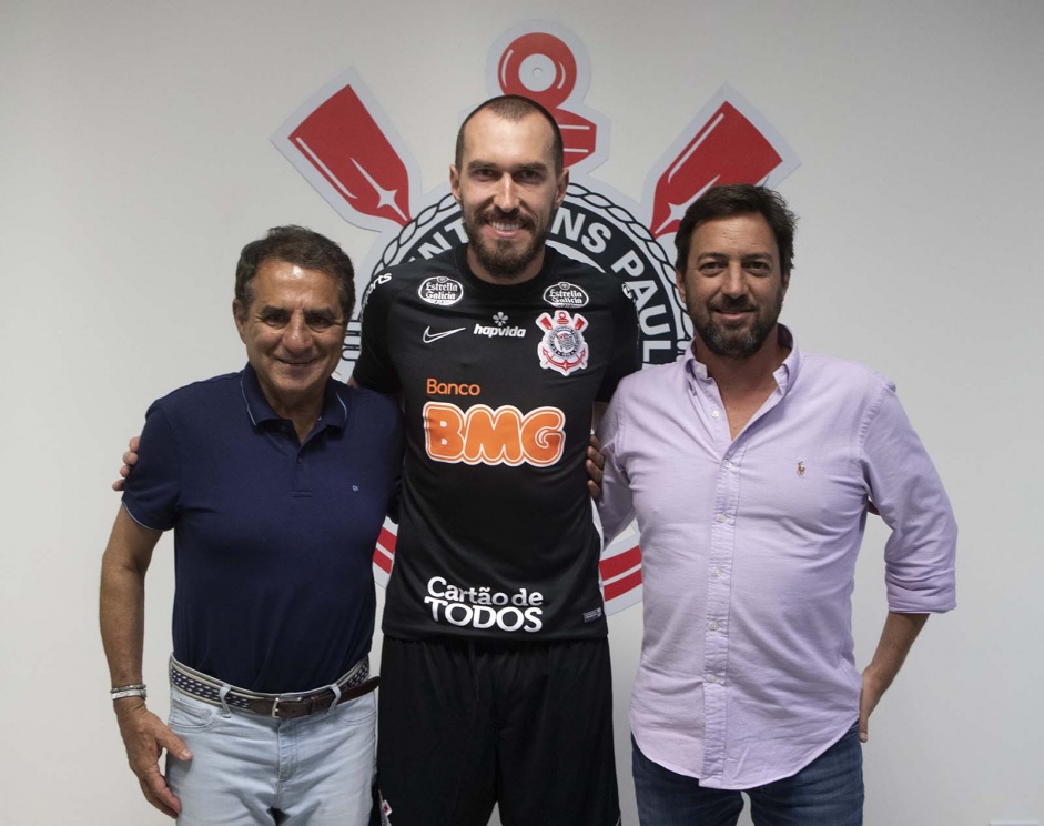 Goleiro Walter renova contrato com o Corinthians