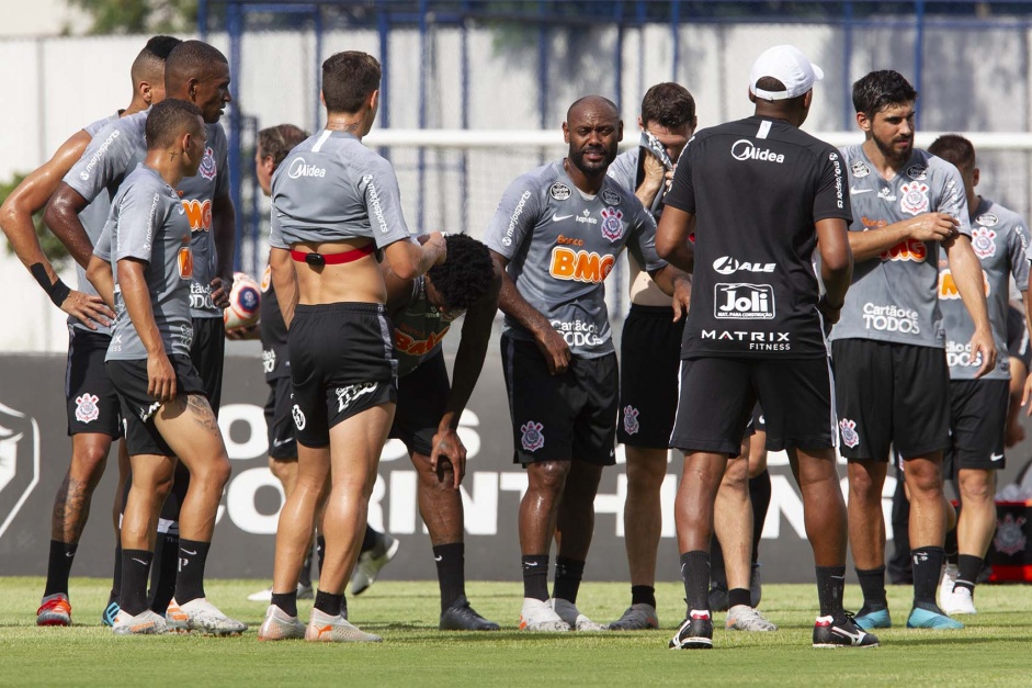 Jogadores do Corinthians durante o treinamento desta quarta-feira no CT Joaquim Grava