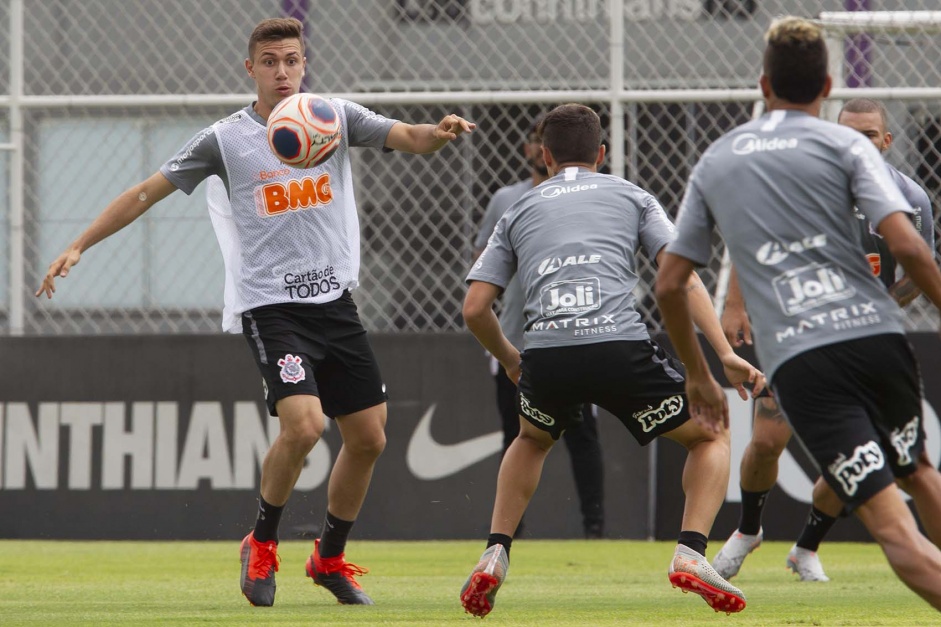 Lucas Piton durante atividades do Corinthians nesta quinta-feira no CT Joaquim Grava