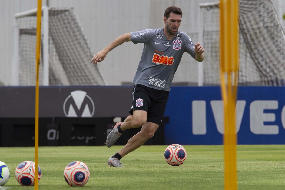 Mauro durante atividades do Corinthians nesta quinta-feira no CT Joaquim Grava