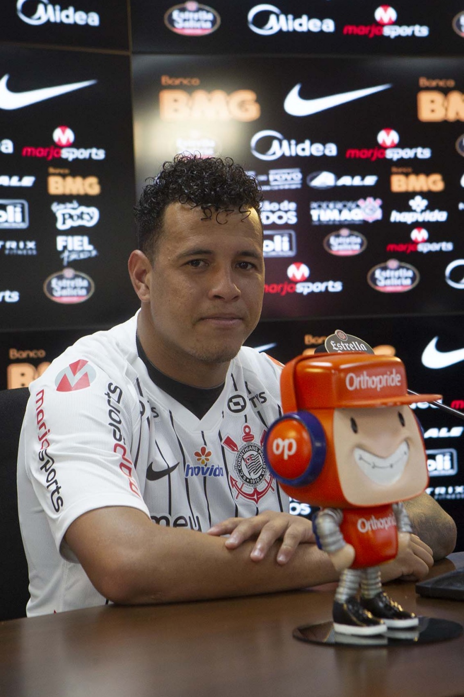 Sidcley durante sua coletiva de apresentao como jogador do Corinthians