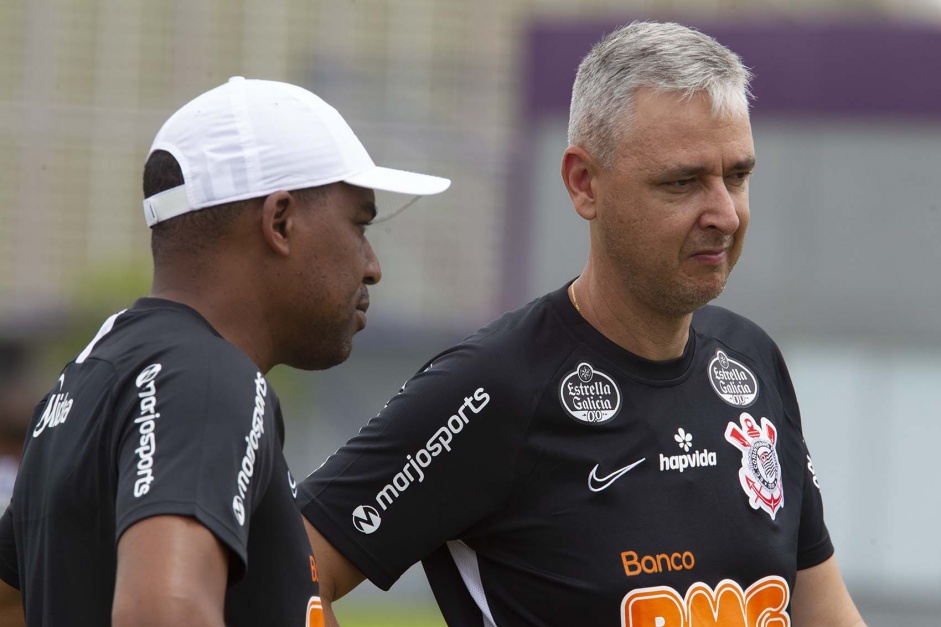 Tiago Nunes comandou as atividades do Corinthians nesta quinta-feira no CT Joaquim Grava