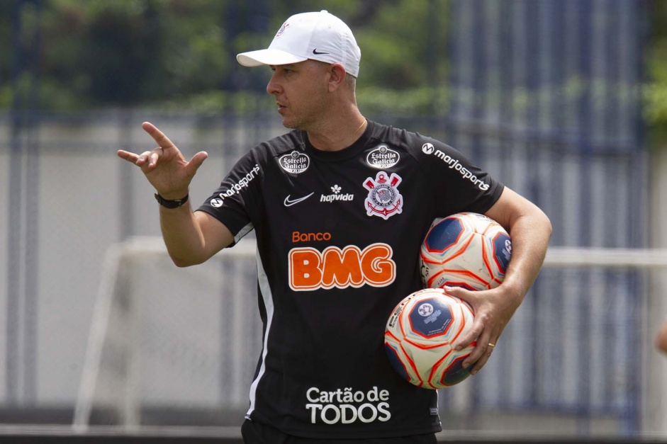 Professor Tiago Nunes no treino desta manh no CT Joaquim Grava