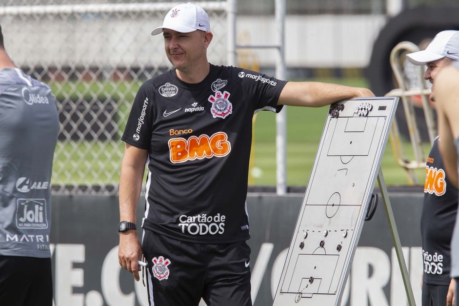 Treinador no vai mudar estilo de jogo do Corinthians