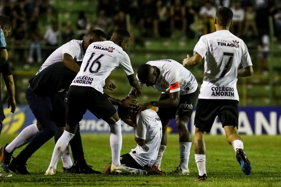 Jogadores do Timãozinho no jogo contra Juventude, pelo Copinha