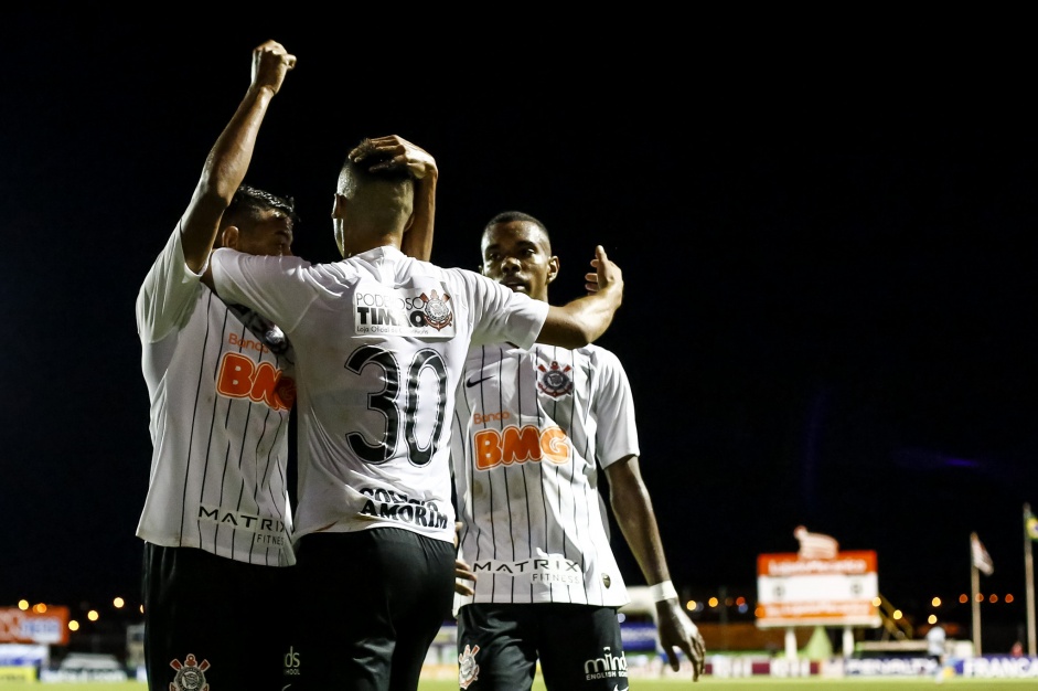 Jogadores do Corinthians comemorando gol contra o Juventude, pela Copinha 2020