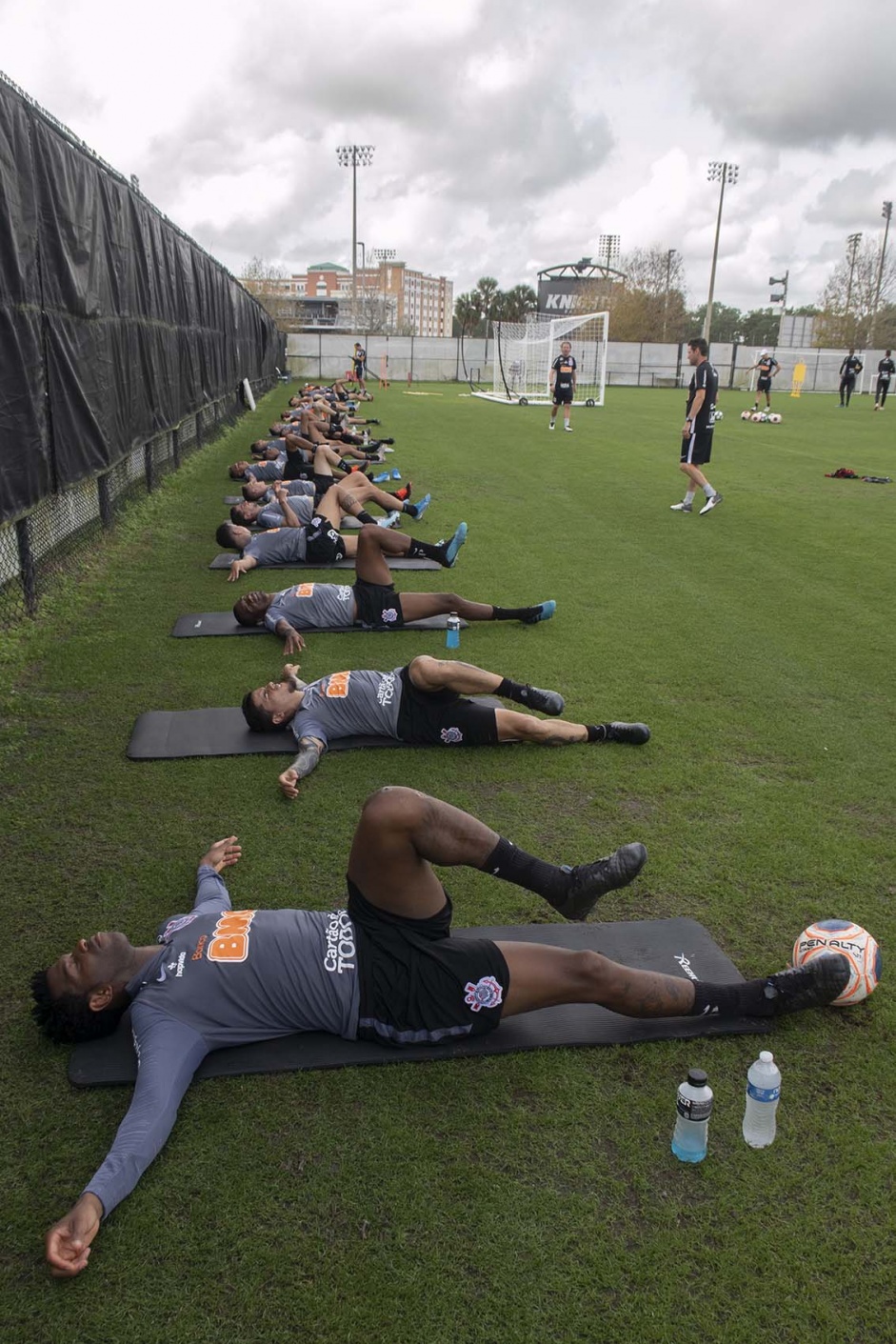 Elenco corinthiano no treino em solo americano para estreia no Torneio da Flórida