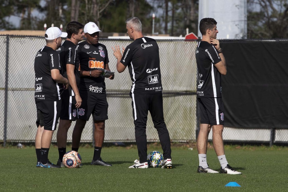 Tiago Nunes e comissão técnica no treino em solo americano para estreia no Torneio da Flórida