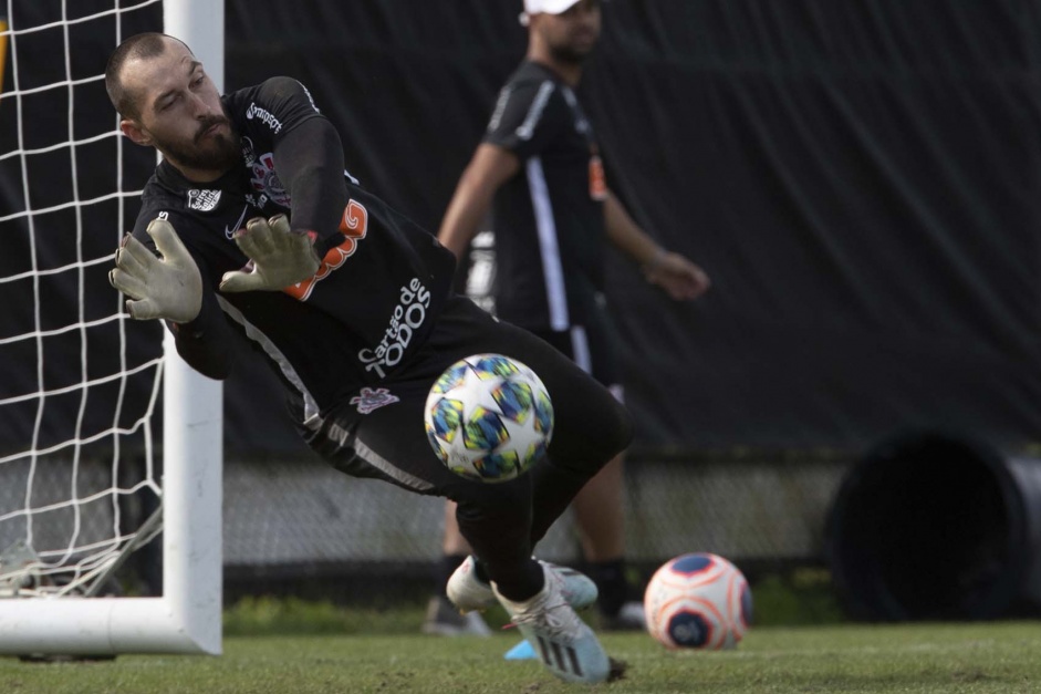 Homem de confiana da Fiel, goleiro Walter chegou ao Corinthians em 2013