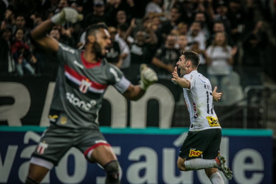Mauro Boselli comemora o primeiro gol do Corinthians na partida