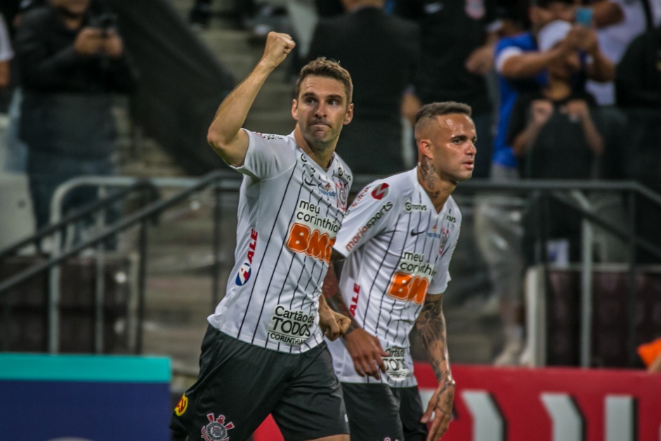 Mauro Boselli e Luan comemoram o primeiro gol do Corinthians na partida