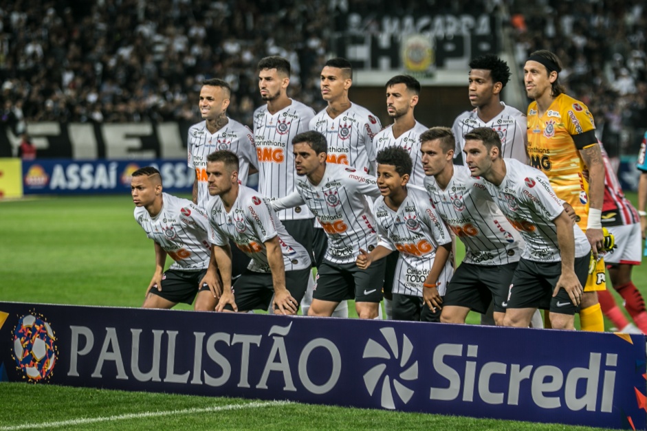 Qual é o time titular do Corinthians para o jogo de hoje?