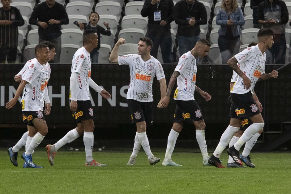 Boselli e companheiros comemorando gol do argentino contra o Botafogo-SP