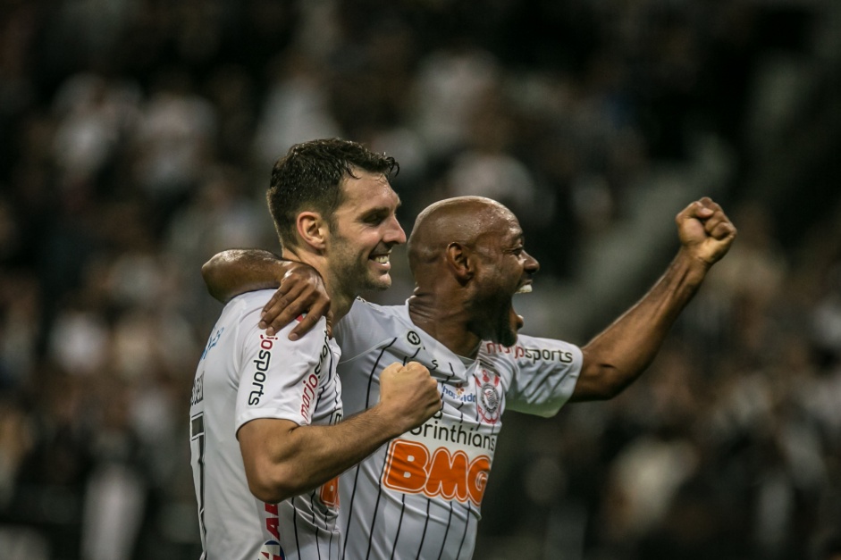 Boselli e Love comemoram o quarto gol do Corinthians na vitria