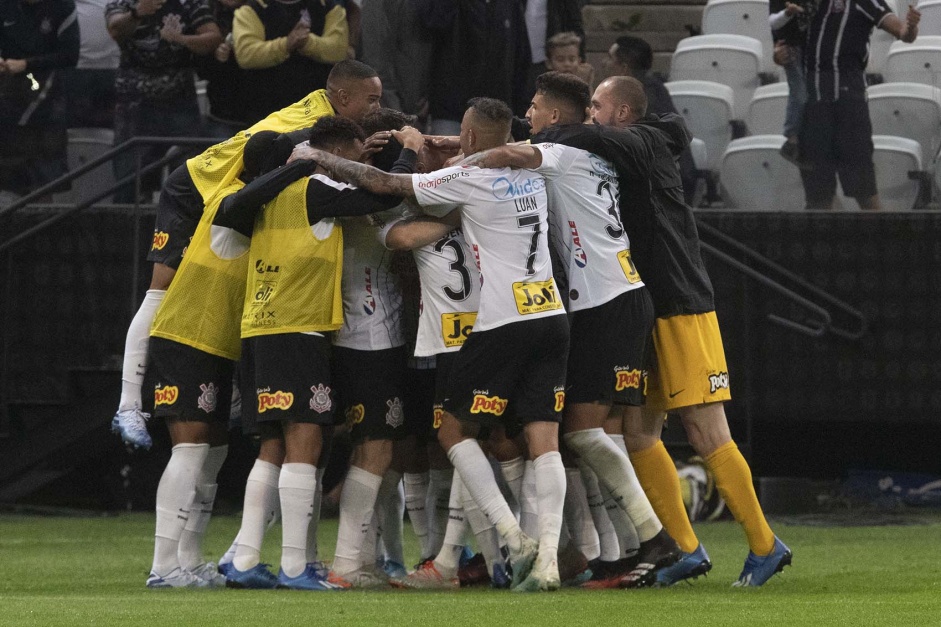 Elenco do Corinthians comemora vitria sobre o Botafogo-SP, pelo Paulisto