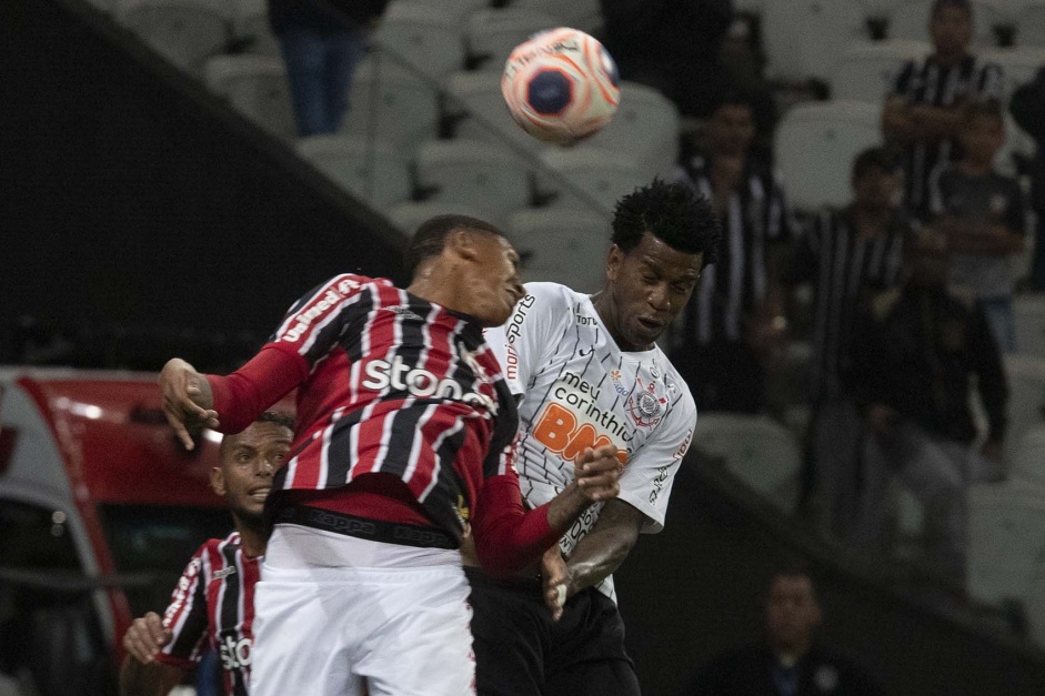 Gil em jogada contra o Botafogo-SP, pelo Campeonato Paulista 2020