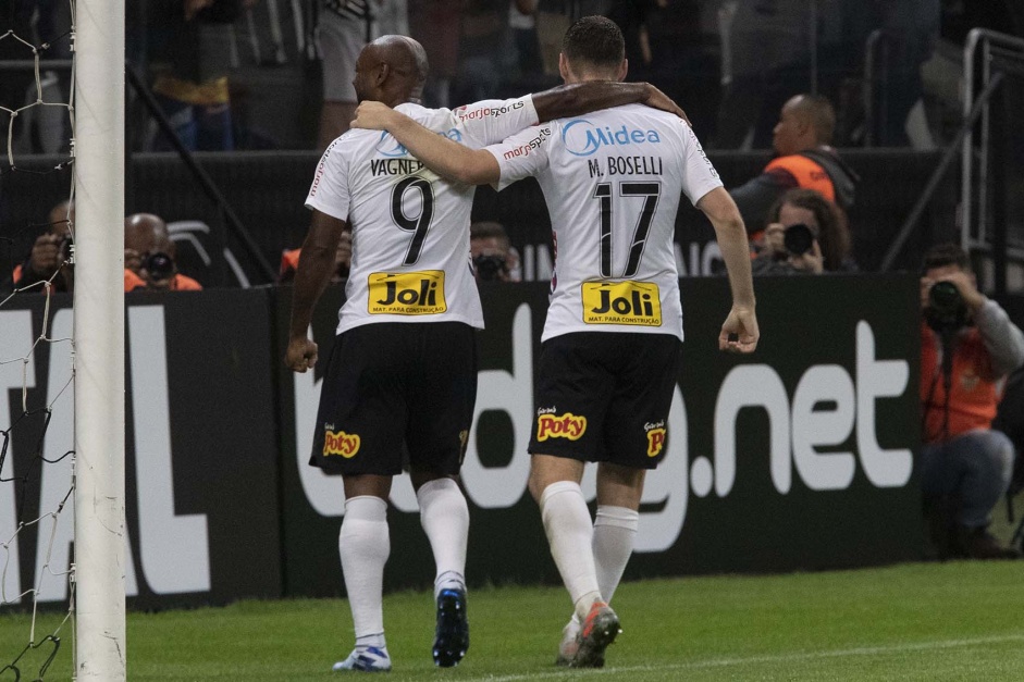 Love e Boselli comemorando gol contra o Botafogo-SP, pelo Paulistão