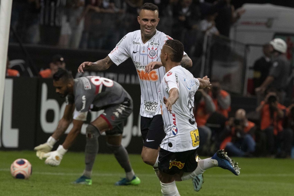 Luan e Janderson comemorando o gol do meia contra o Botafogo-SP, pelo Paulistão