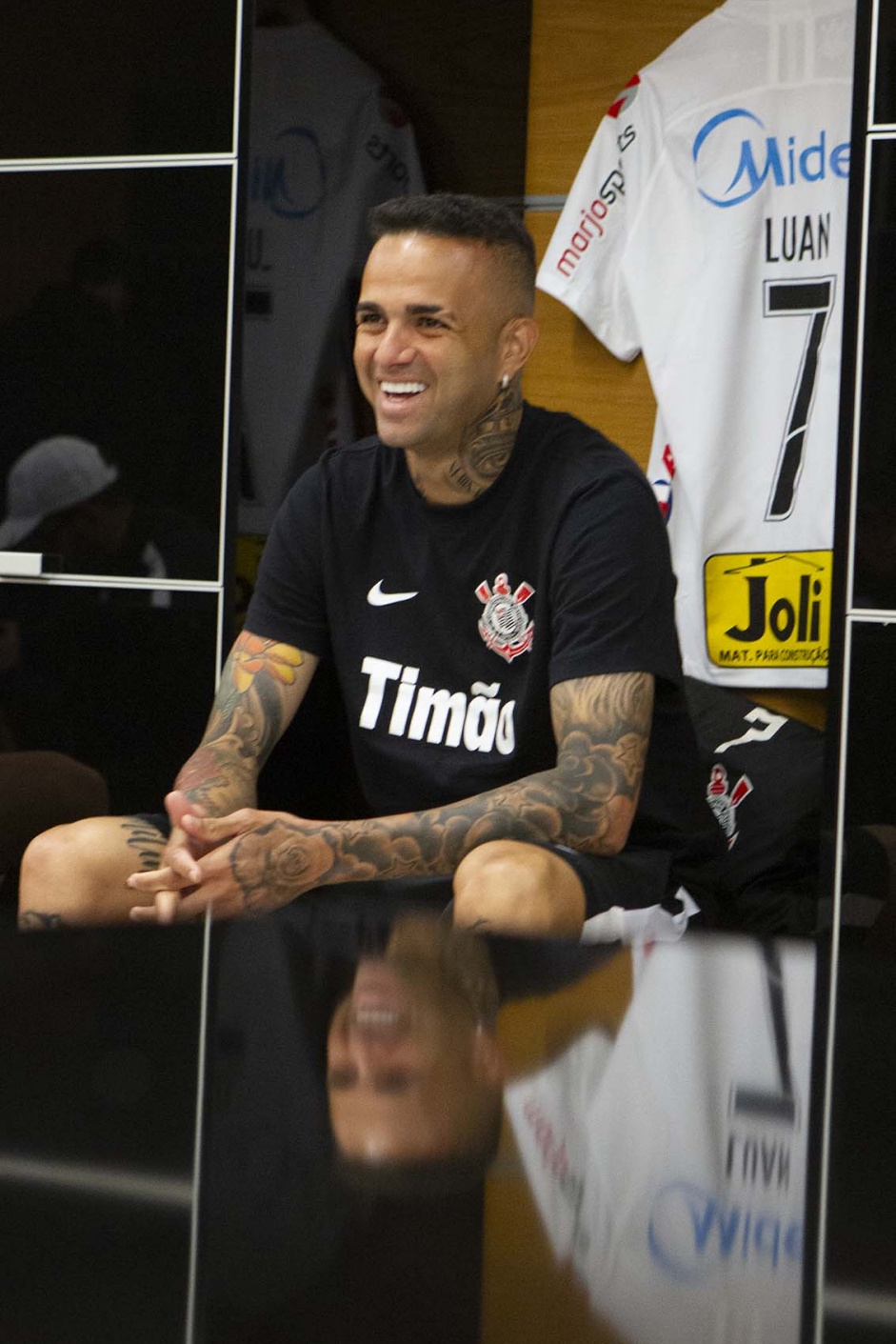 Luan no vestirio da Arena Corinthians antes do jogo contra o Botafogo-SP