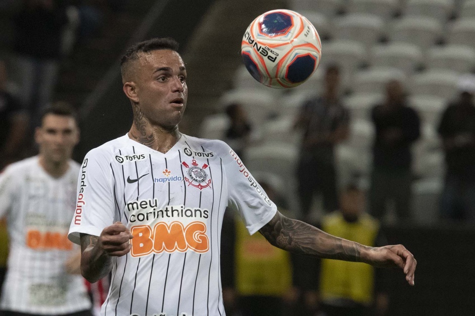 Meia Luan no duelo contra o Botafogo-SP, na Arena Corinthians, pelo Paulisto