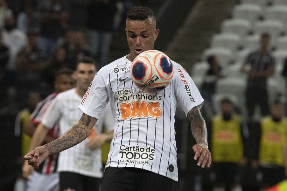 Meia Luan no jogo contra o Botafogo-SP, pelo Campeonato Paulista