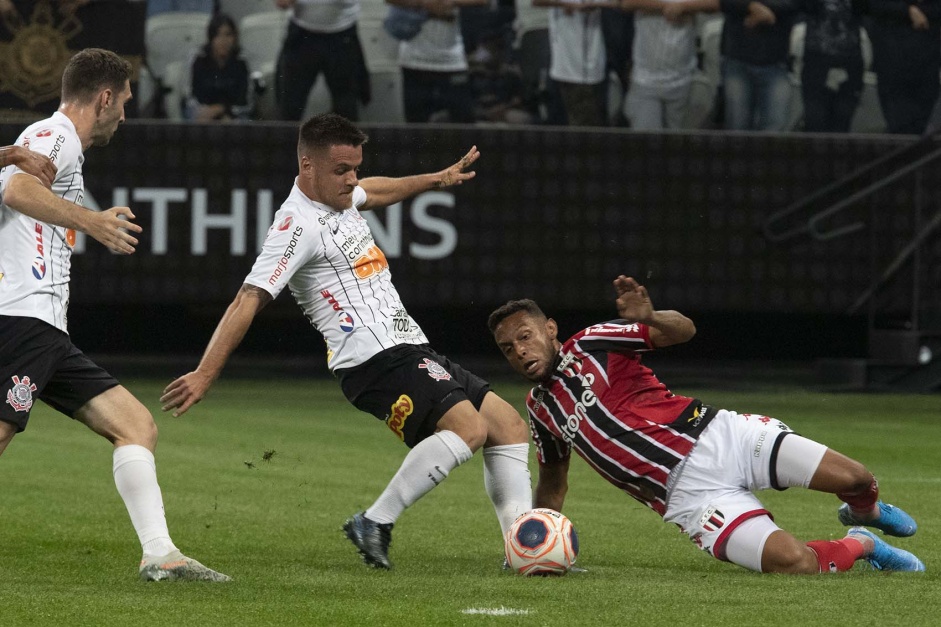 Ramiro e Boselli na jogada do primeiro gol do argentino, contra o Botafogo-SP