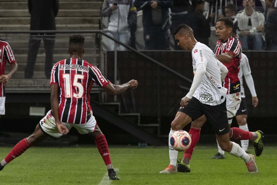 Richard no duelo contra o Botafogo-SP, pelo Campeonato Paulista