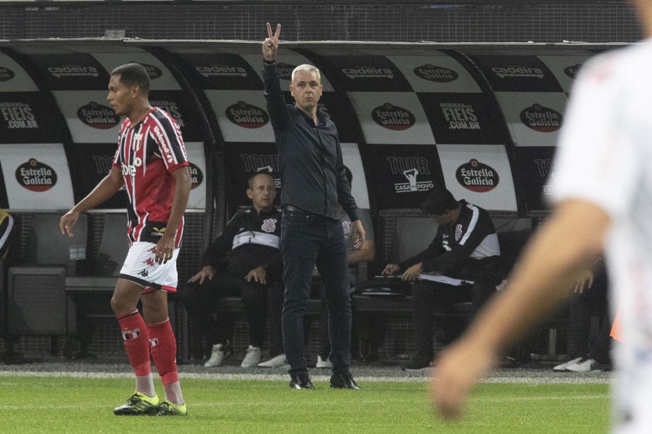 Treinador Tiago Nunes comandou a vitria sobre o Botafogo-SP