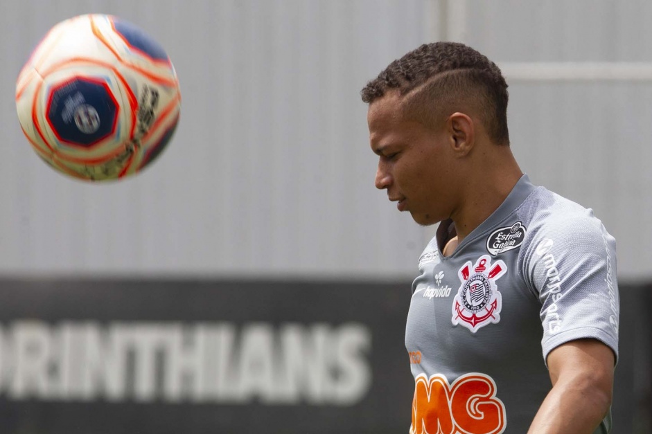 Menino Janderson no treino deste sbado no CT Joaquim Grava