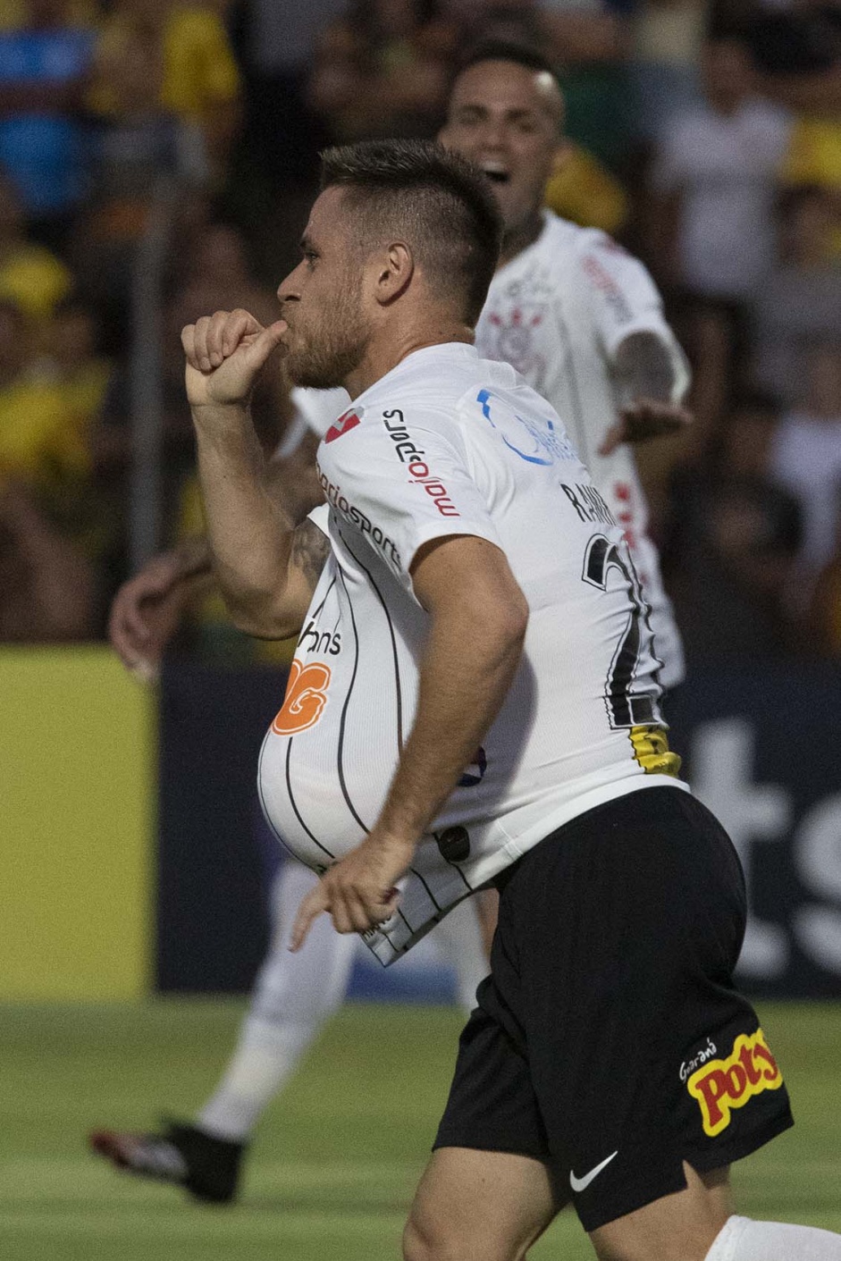 Ramiro durante comemorao de seu gol diante do Mirassol, pelo Paulista