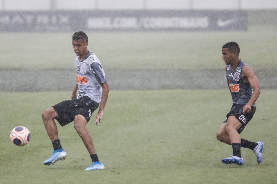 Cantillo e Madson, debaixo de chuva, durante treino do Corinthians