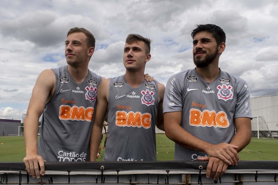 Carlos Augusto, Lucas Piton e Bruno Mndez durante treino do Corinthians nesta sexta-feira