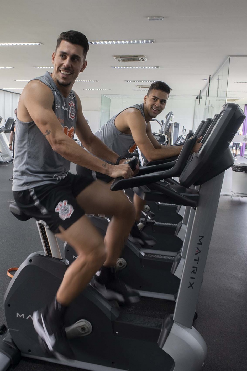 Danilo Avelar e Lo Santos durante exerccios na academia do CT Joaquim Grava