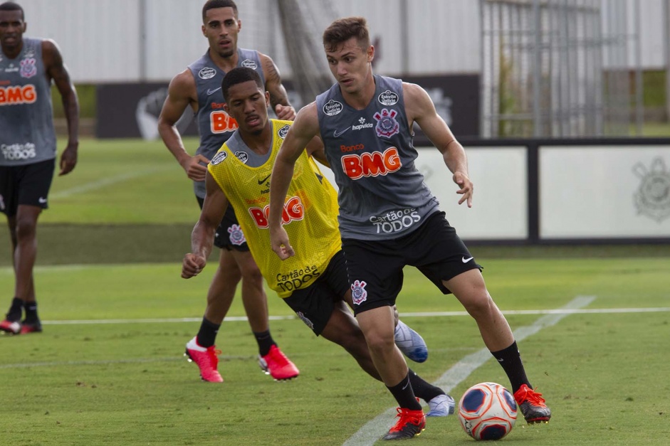Dav e Lucas Piton em disputa no treino do Corinthians desta sexta-feira