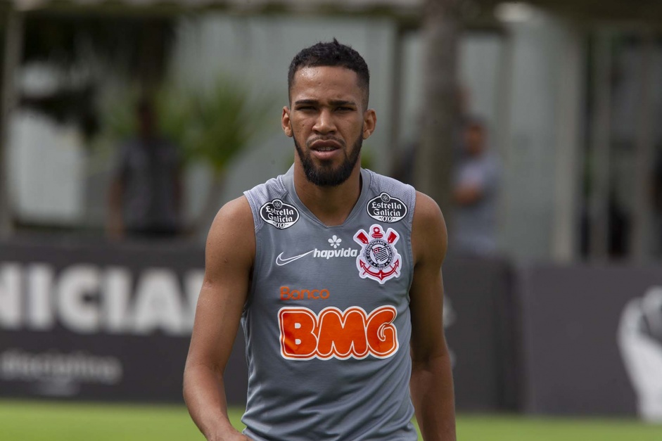 Everaldo durante treino do Corinthians nesta sexta-feira