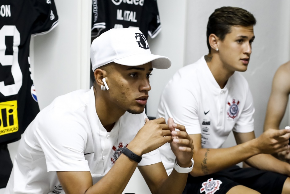 Madson e Vital nos vestirios do Moiss Lucarelli antes da partida do Corinthians