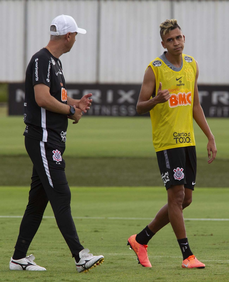 Tiago Nunes e Cantillo durante treino do Corinthians nesta sexta-feira