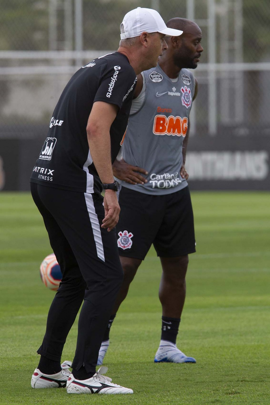 Tiago Nunes e Love durante treino do Corinthians nesta sexta-feira