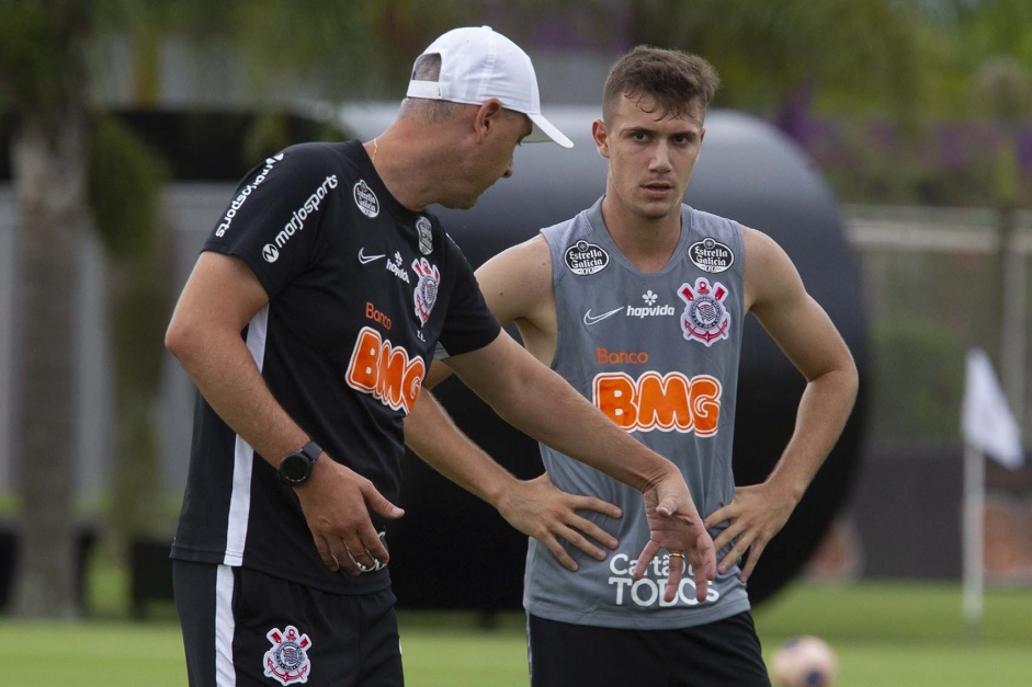 Tiago Nunes e Lucas Piton durante treino do Corinthians nesta sexta-feira